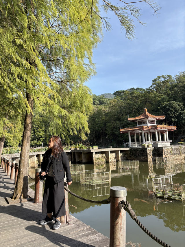 山丘環抱下的寧靜寺廟  