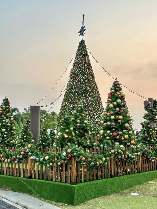 A Tinsel-Tide Arrival: Christmas at West Kowloon's Waterfront Threshold A Tinsel-Tide Arrival: Christmas at West Kowloon's Waterfront Threshold