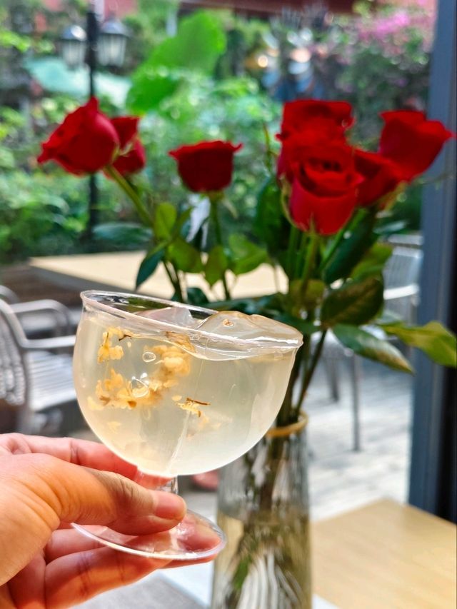 城堡裡的雲貴菜小酒館!紅酒杯裝涼粉、酸菜魚旁放玫瑰🌹 城堡裡的雲貴菜小酒館!紅酒杯裝涼粉、酸菜魚旁放玫瑰🌹