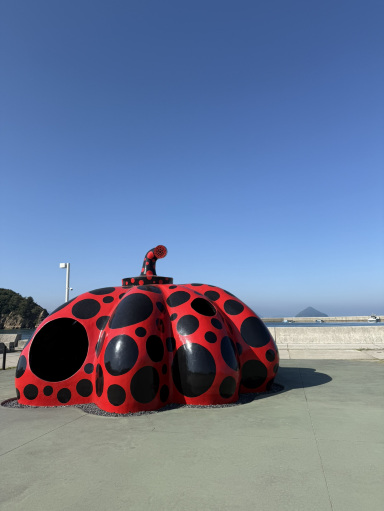 直島必見のランドマーク——草間彌生の「赤かぼちゃ」＆直島の展示施設の