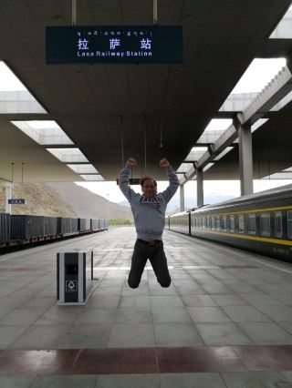 天空の道へと誘う青蔵（チンザン）鉄道。