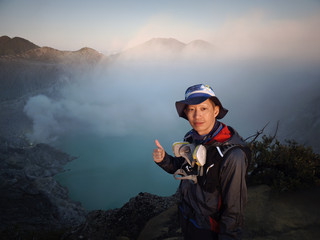 Venturing into Ijen Volcano at 3 a.m.: Before seeing the blue flames, learn these lightning avoidance tips.