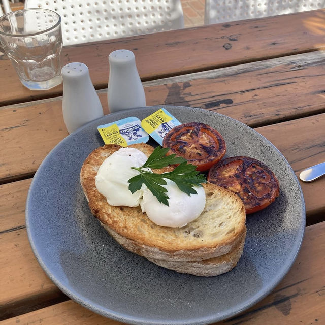🇦🇺 バーンズ・ビーチに位置する人気のカフェ＆レストラン