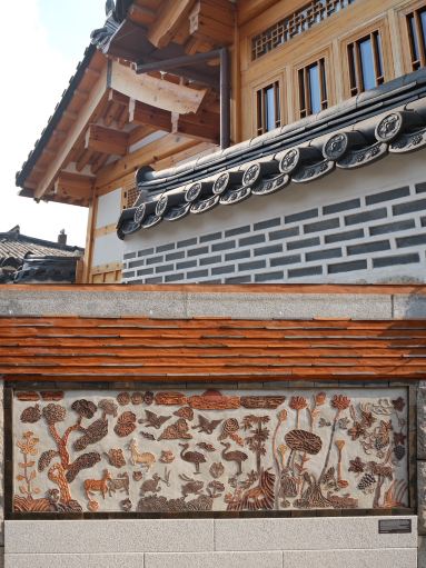 ソウル】まるでタイムスリップ！美しい瓦屋根の坂道と、歴史ある壁画に