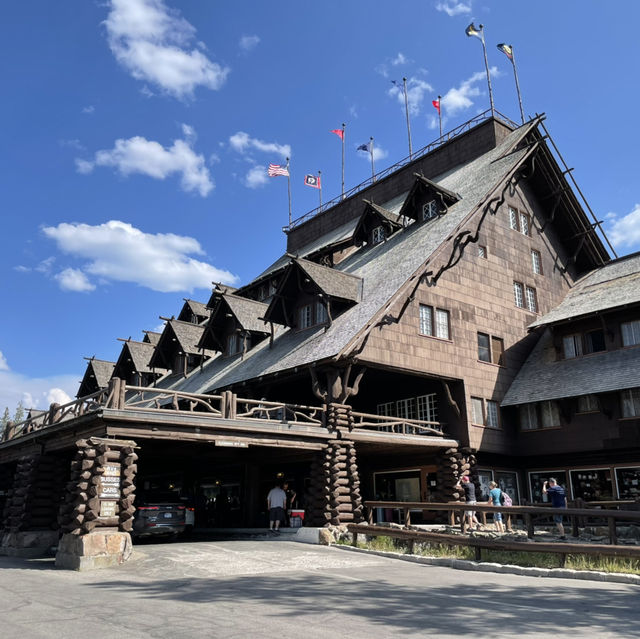 🏕️ Where to Stay in Yellowstone National Park