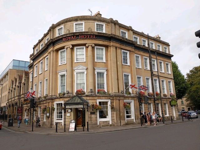 A walk starting at the railway station in Bath 