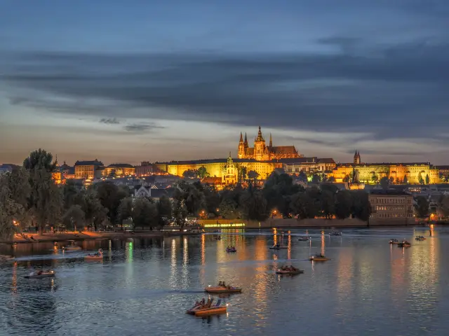 Chasing Autumn Worldwide | Under the golden Prague Castle, it's chilling