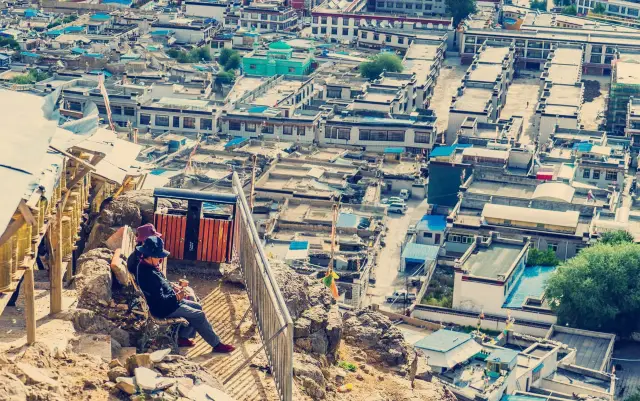 The circumambulation route in Zongshan, Shigatse, Tibet, is filled with solemnity and is a great place to overlook the city's beautiful scenery