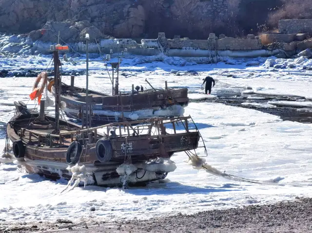 The entire sea is frozen!