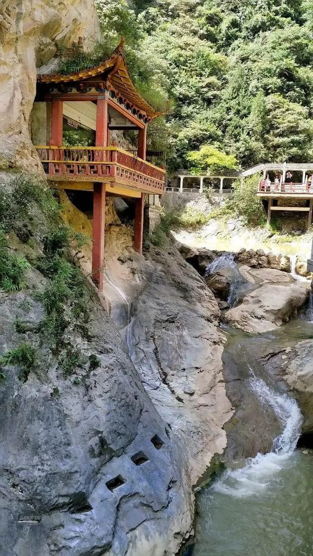 成縣西峽頌風景區位於甘肅省隴南市成縣縣城