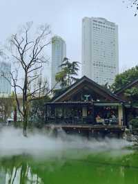靜安公園：園外是熱鬧的都市商圈，園內則是靜謐的綠色天地