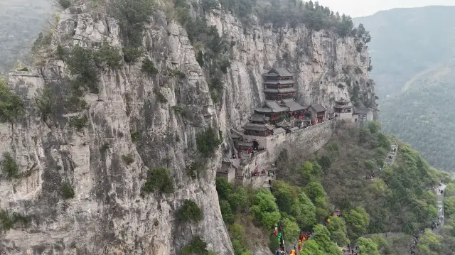 봄날의 사원 축제에서 사람들로 북적이는 화황궁에 올라 화황각의 신비로운 매달린 사원을 체험한다