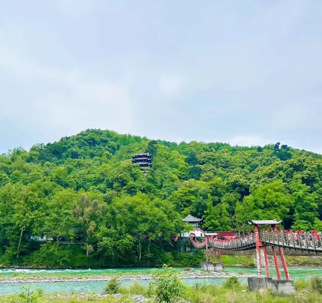 水都都江堰を拝み、青城山に道を問う、楽しいことこの上なし