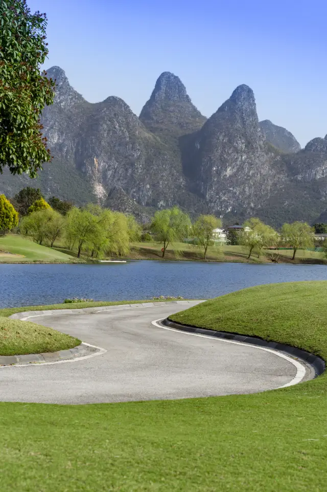 The weather is clear, and it's a must to take a walk in Guilin's "New Zealand"