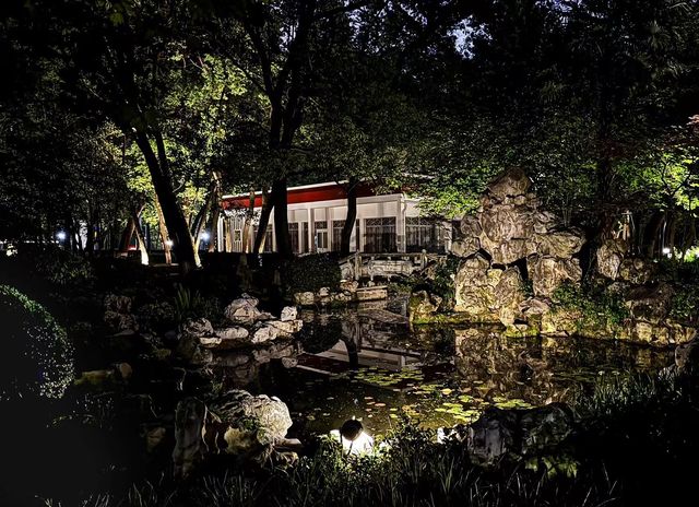 夜晚漫步於華東政法