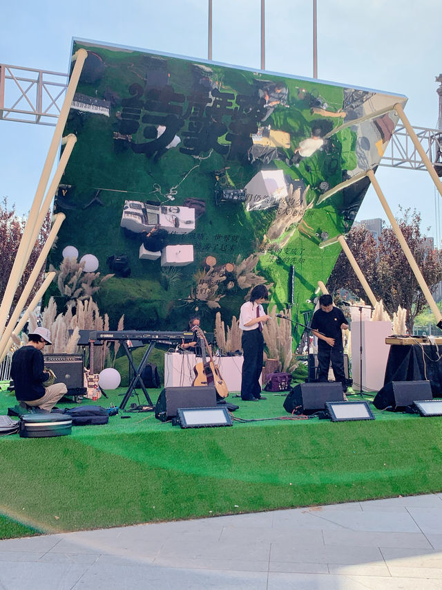 這是什麼仙境般的商場,太治癒了吧...有詩朗誦。