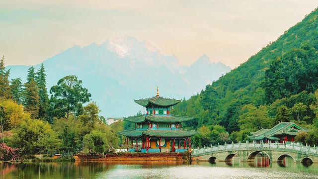 慢步走在黑龍潭的公園路，享受着麗江的人間仙境。