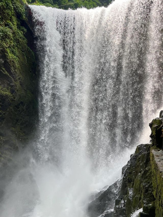 貴州貴陽香火岩｜飛流直下的香火岩瀑布。