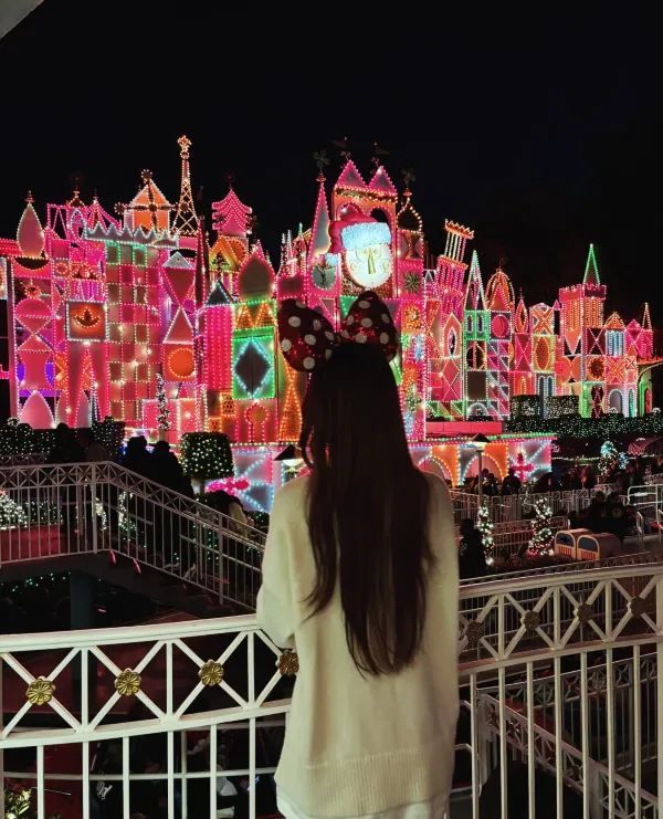 Experience the Festive Atmosphere at LA Disneyland During Christmas