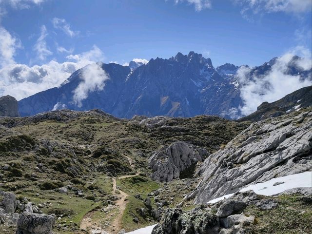 Hike to Vega de Ario Refuge: A Scenic Adventure in the Picos de Europa 🥾🏞️