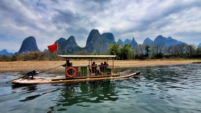 乘竹筏漂流漓江下陽朔