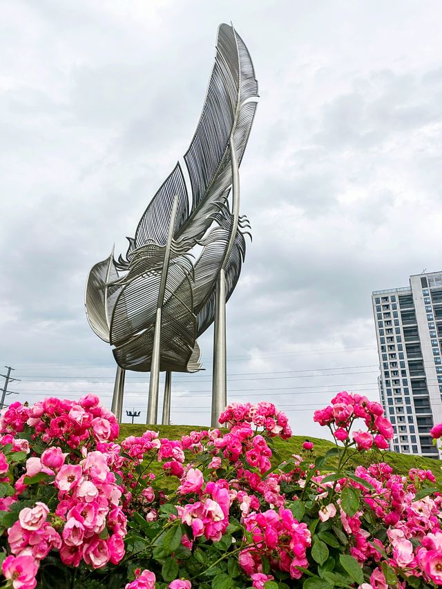 義東高速廿三里入口，月季瀑布對話「雞毛飛上天」