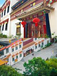 昆明旁邊，有座南傳佛寺隱藏喺樹林之中