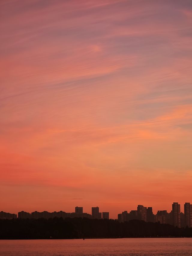 凌波門朝霞：一場說走就走的凌晨奔赴，換來水晶中燒的浪漫
