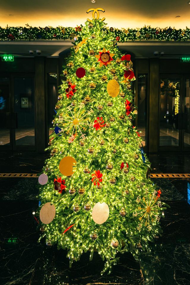 魔都外灘半島酒店超大聖誕樹已就位 魔都外灘半島酒店超大聖誕樹已就位