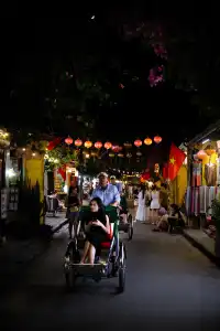 我在會安按下快門，記錄了它溫柔的夜
