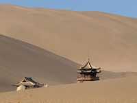 敦煌月牙泉|鳴沙山環抱的沙漠新月