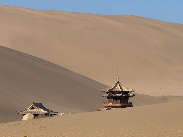 敦煌月牙泉|鳴沙山環抱的沙漠新月 敦煌月牙泉|鳴沙山環抱的沙漠新月