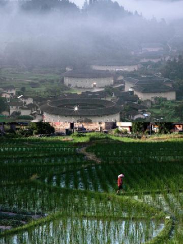Фуцзяньские тулоу (глиняные постройки) возведены в легендарный статус! Тысячи чудес из утрамбованной земли скрыты в горах и полях.