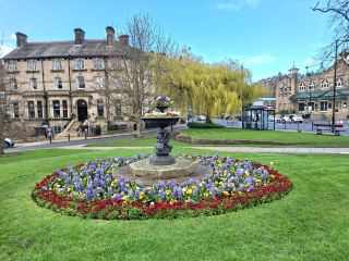 시적인 작은 도시 산책기