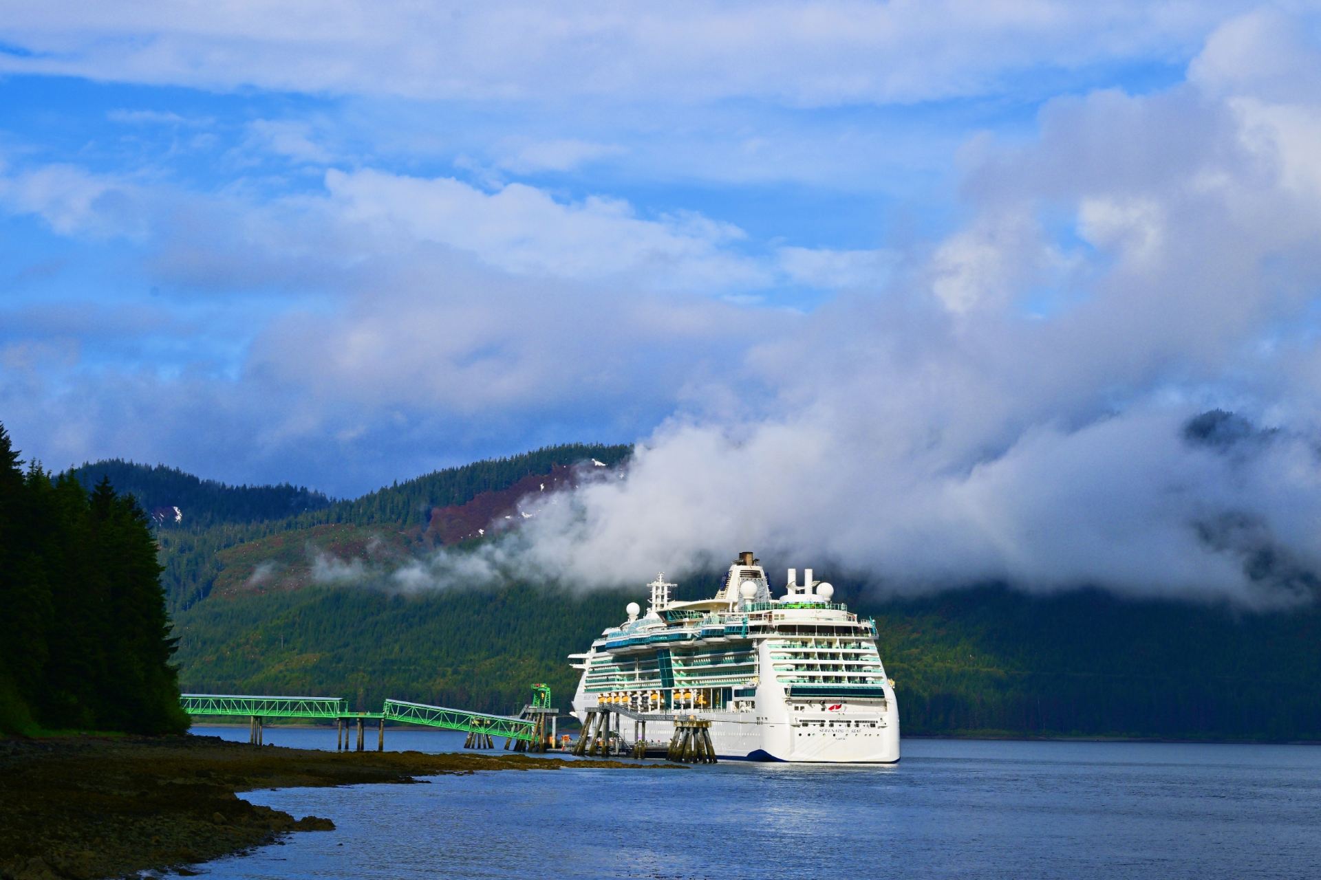 Icy Strait Point, located in Southeast Alaska, USA, is a famous cruise port and tourist destination, with a mild summer climate and beautiful scenery. The cruise ship