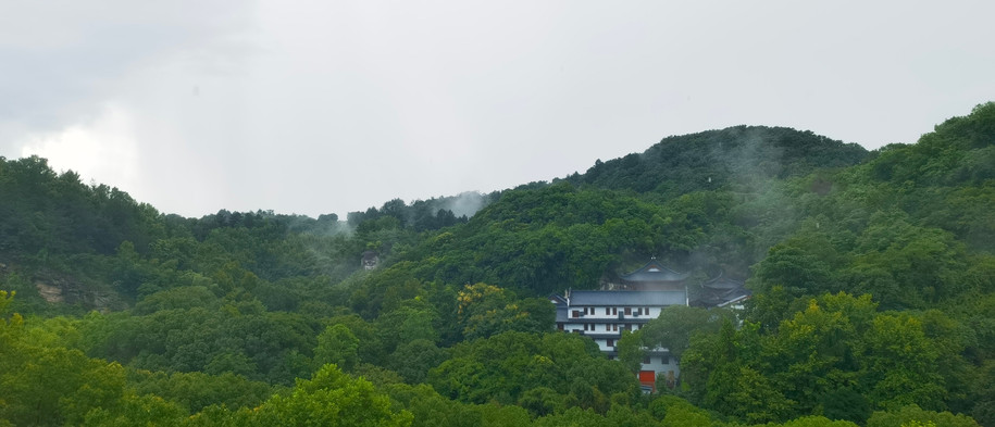 Mountain Rain and Mist: A Fairyland at the Grand Buddha Temple