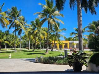Wonderful Stay with Great Food, Bars, and Friendly Staff