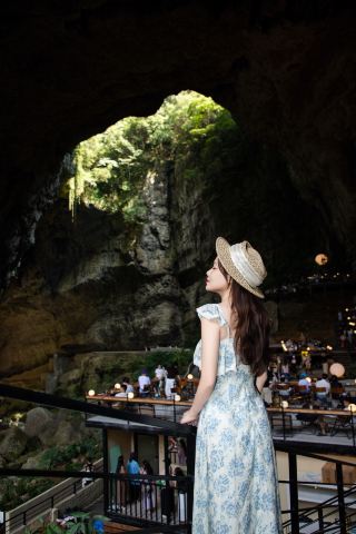 I took some amazing photos while drinking coffee at the Qiongdao Sinkhole in Guiyang! This was the most unforgettable stop on my Guiyang trip! Finally, I checked off my list of hidden gems in this karst landscape!