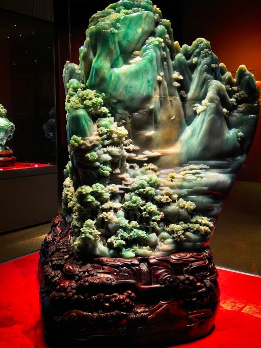 玉に刻まれし山河、匠の技が鋳る風華――中国工芸美術館の玉彫りの国宝を