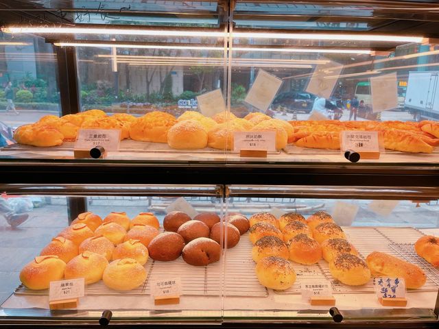 呢度每一款麵包同Bagel 都係自家烘焙，除左口感出色之外，佢地既Bagel 口味選擇又夠多，咸同甜都有供應，岩哂唔同既朋友仔～