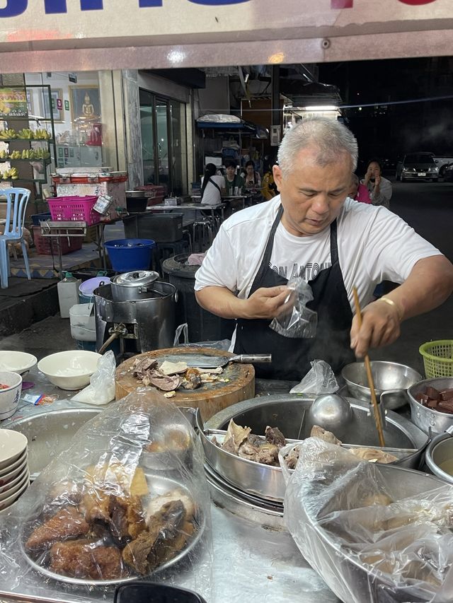 ร้านเลือดหมูต้ม ถนนอัมพวา🥬