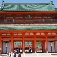 平安神宮、抜けるような青空に朱色の社が美しかった。