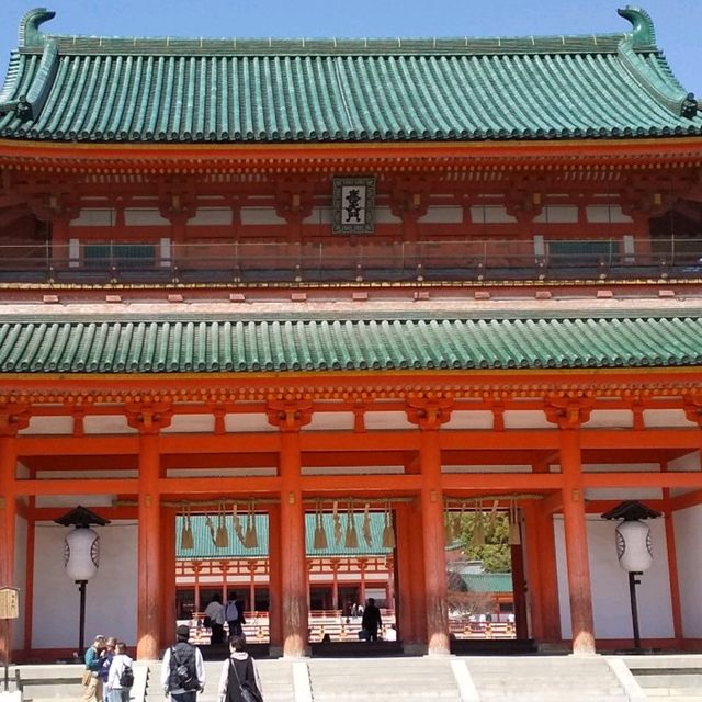 平安神宮、抜けるような青空に朱色の社が美しかった。