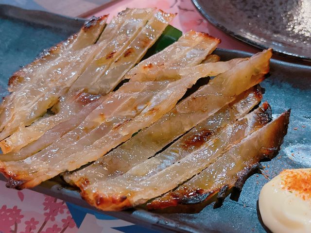 餐廳既裝修及佈置都充滿日本居酒屋特色,環境舒適氣氛一流~食物方面,除左串燒、日式小食及烏冬外,亦提供大量新鮮刺身及時令海鮮,食物種類夠多元化~ 餐廳既裝修及佈置都充滿日本居酒屋特色,環境舒適氣氛一流~食物方面,除左串燒、日式小食及烏冬外,亦提供大量新鮮刺身及時令海鮮,食物種類夠多元化~