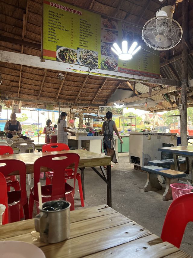 ส้มตำ ไก่ย่าง รสเด็ด บรรยากาศชิวๆริมคลอง