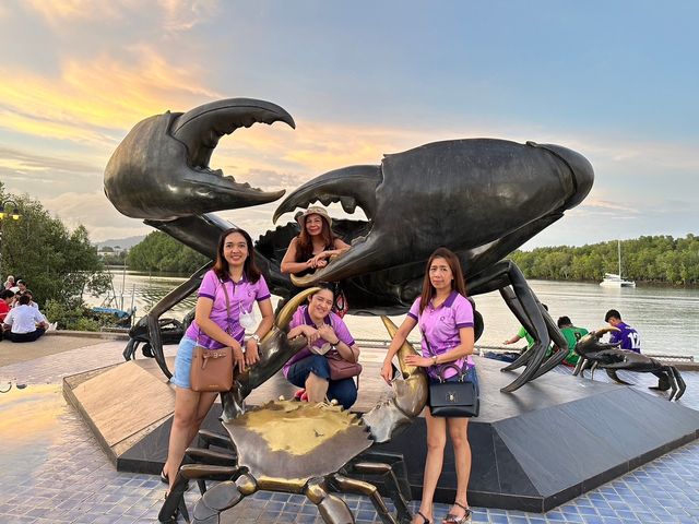 • ลานปูดำ แลนด์มาร์คเมืองกระบี่ 🦀