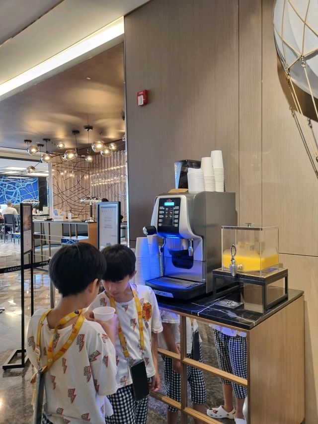 무료 음료가 제공되는 르메르디앙 체크인 카운터