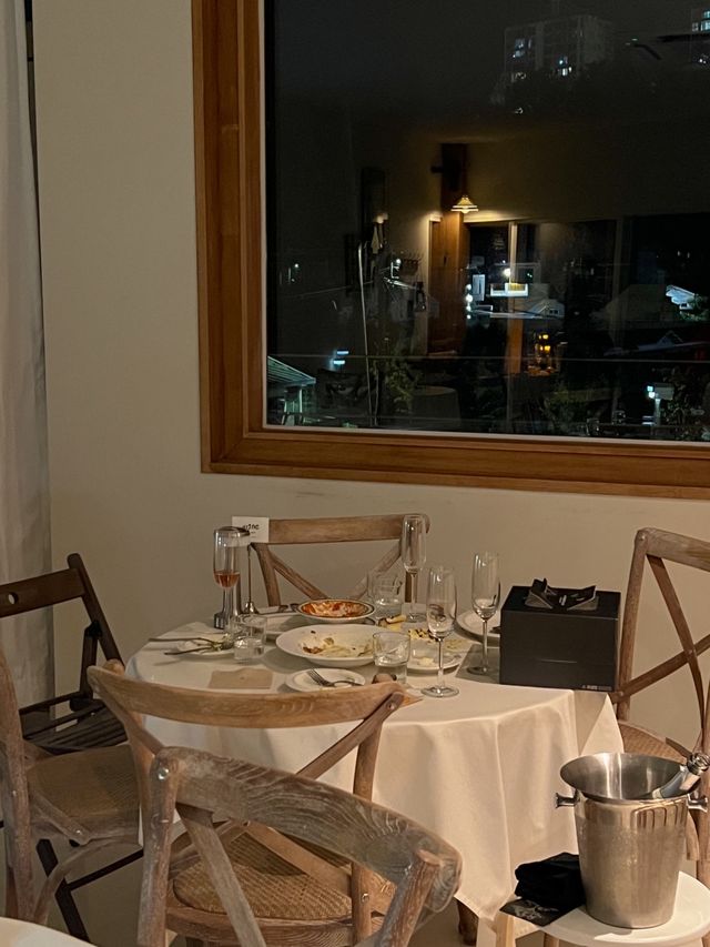 낮에는 카페, 밤엔 아늑한 와인바로 변신하는 비뉴🍷