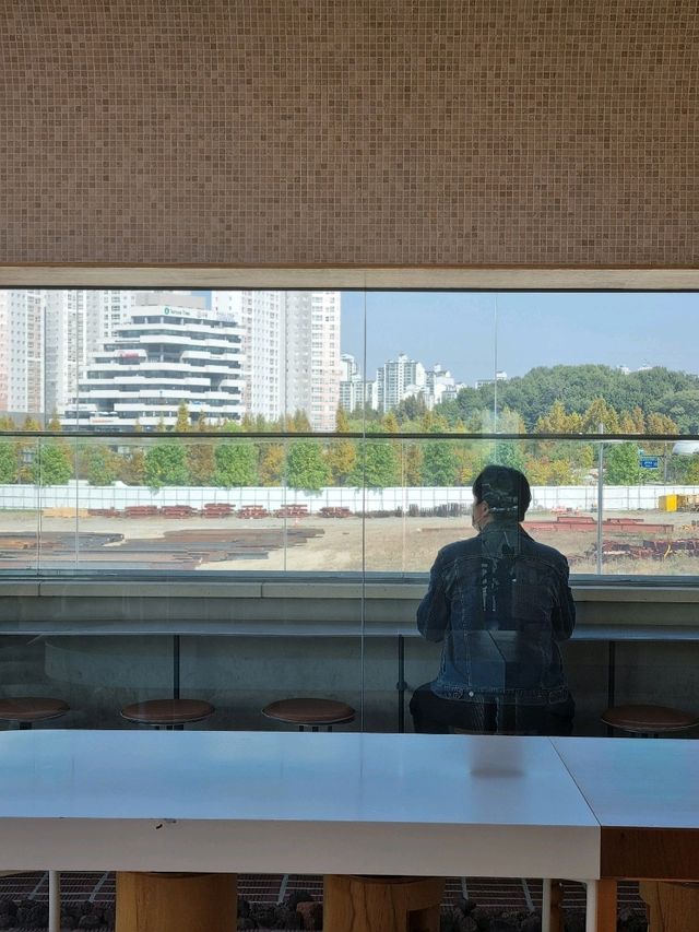 멋진 호수뷰 감성 카페에서
