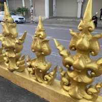 เดินชมความงามของหอนาฬิกาเชียงราย